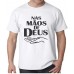 Camiseta masculina nas mãos de Deus