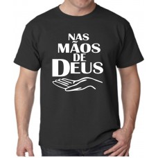 Camiseta masculina nas mãos de Deus